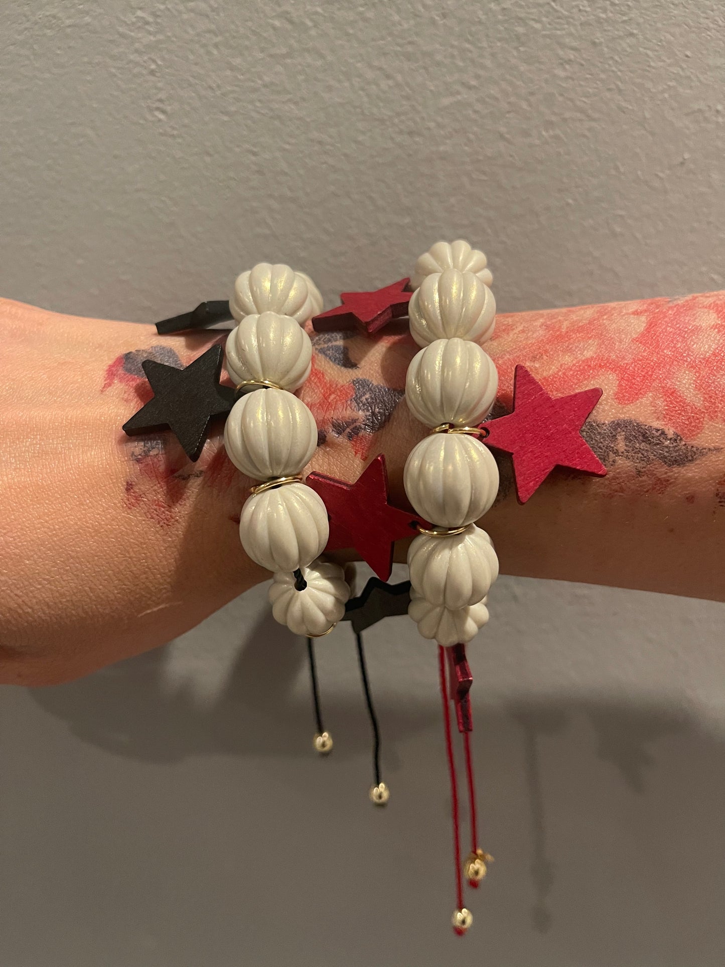 CHUNKY BEADS BRACELET STAR (BLACK/RED STARS)